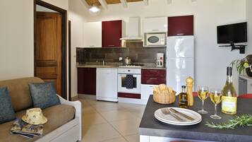 Lemari es besar, microwave, oven, dan kompor