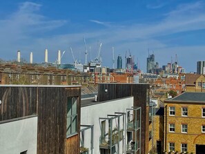 Un paisaje urbano con edificios modernos, una combinación de viviendas y edificios comerciales.