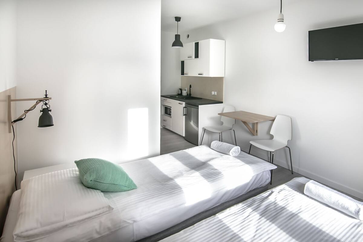 Estudio, baño privado (Kitchenette) | Tabla de planchar con plancha y cunas o camas infantiles gratuitas