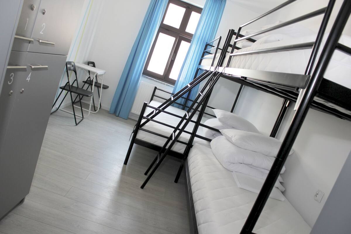 Habitación cuádruple estándar | Tabla de planchar con plancha y cunas o camas infantiles gratuitas