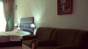 Minibar, escritorio y sistema de insonorización