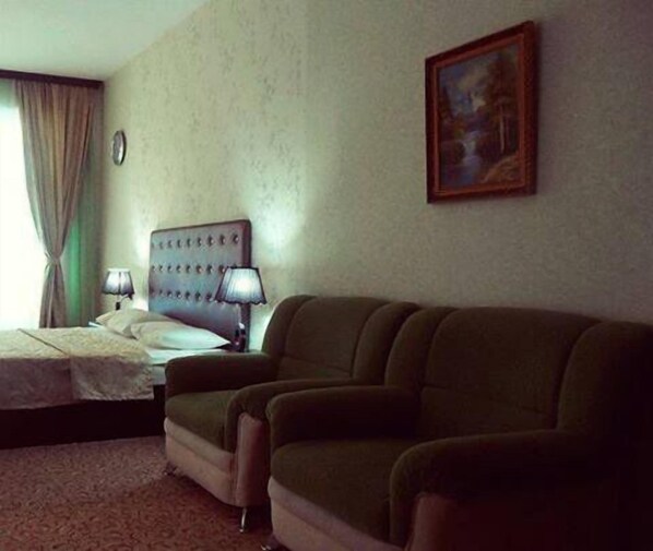 Een minibar, een bureau, geluiddichte muren, een strijkplank/strijkijzer