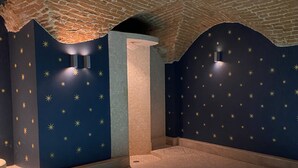 A spa area with a hot tub, brick walls, and star-patterned decor. - Hotel Number Nine (Florence)