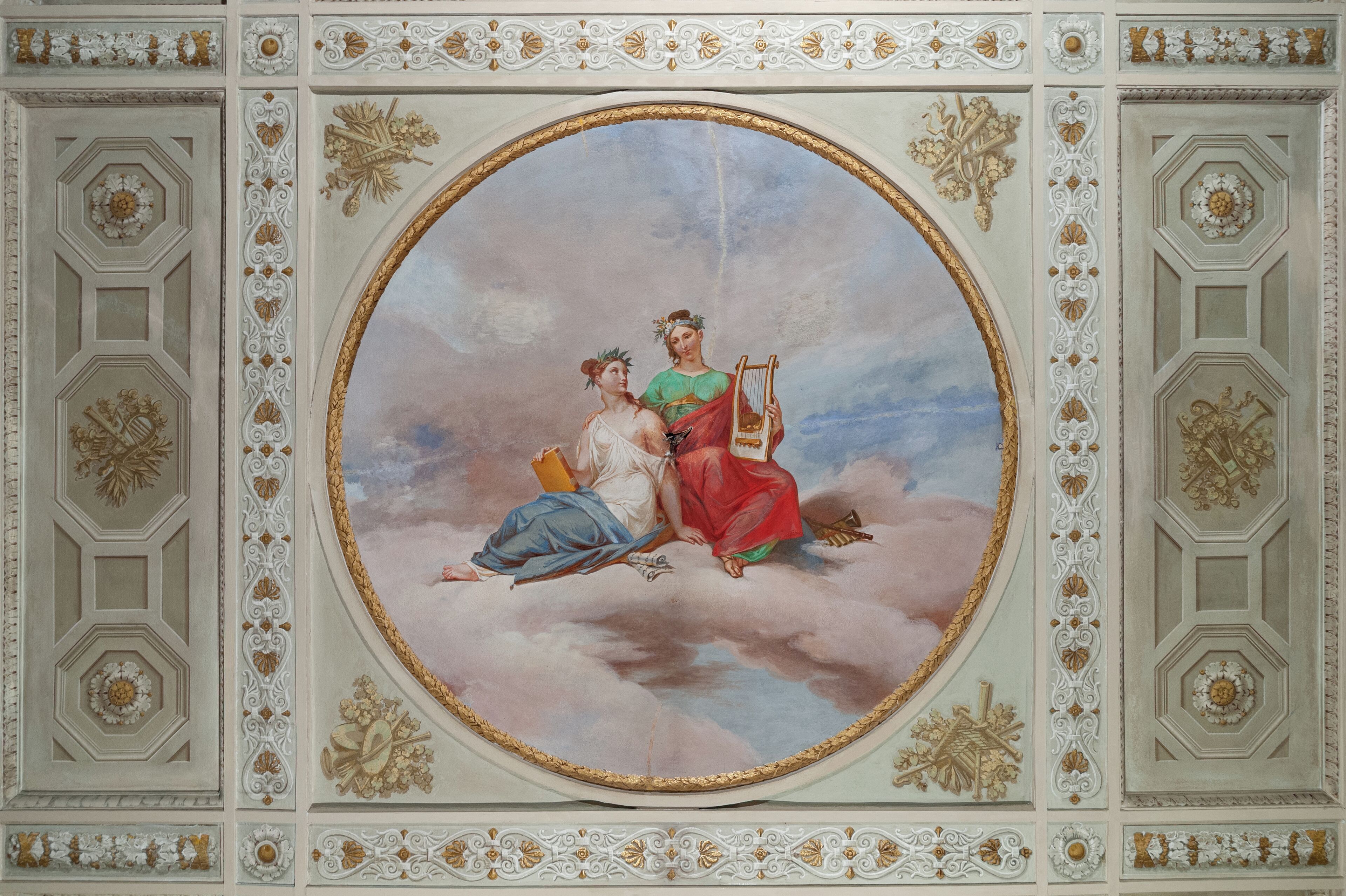Une fresque ornant le plafond, avec des décorations blanches et dorées très travaillées, représentant deux personnages sur des nuages.