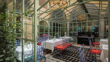 Daily cooked-to-order breakfast (EUR 40 per person)