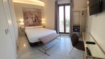 Premium bedding, in-room safe, individually decorated