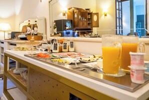 Petit déjeuner buffet servi tous les jours en supplément