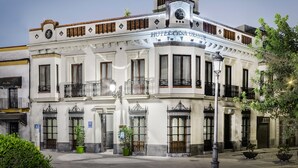 Un bâtiment historique à la façade classique, doté de nombreux balcons et d’un imposant clocher.