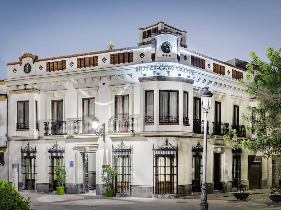 Un edificio storico con una facciata classica, numerosi balconi e una torre dell'orologio ben visibile.