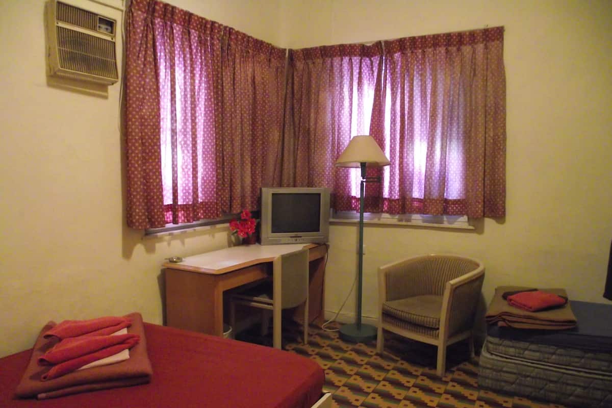 Habitación triple, baño privado (A/C) | Servicios de la habitación