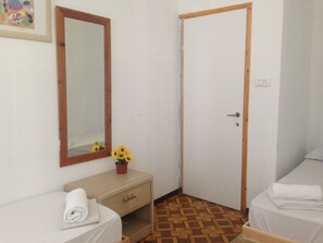 Driepersoonskamer, gemeenschappelijke badkamer (A/C) | Een bureau