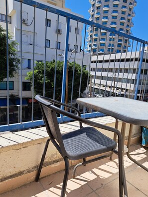 ห้องทวิน (A/C) | โต๊ะทำงาน