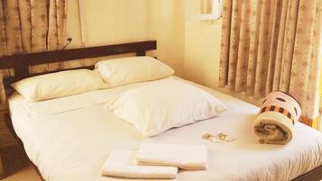 Single Room, Private Bathroom (A/C) | Desk