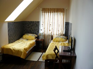 Chambre triple de base, salle de bain privée | Literie hypoallergénique, bureau, fer et planche à repasser