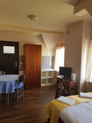 Chambre triple de base, salle de bain privée | Literie hypoallergénique, bureau, fer et planche à repasser