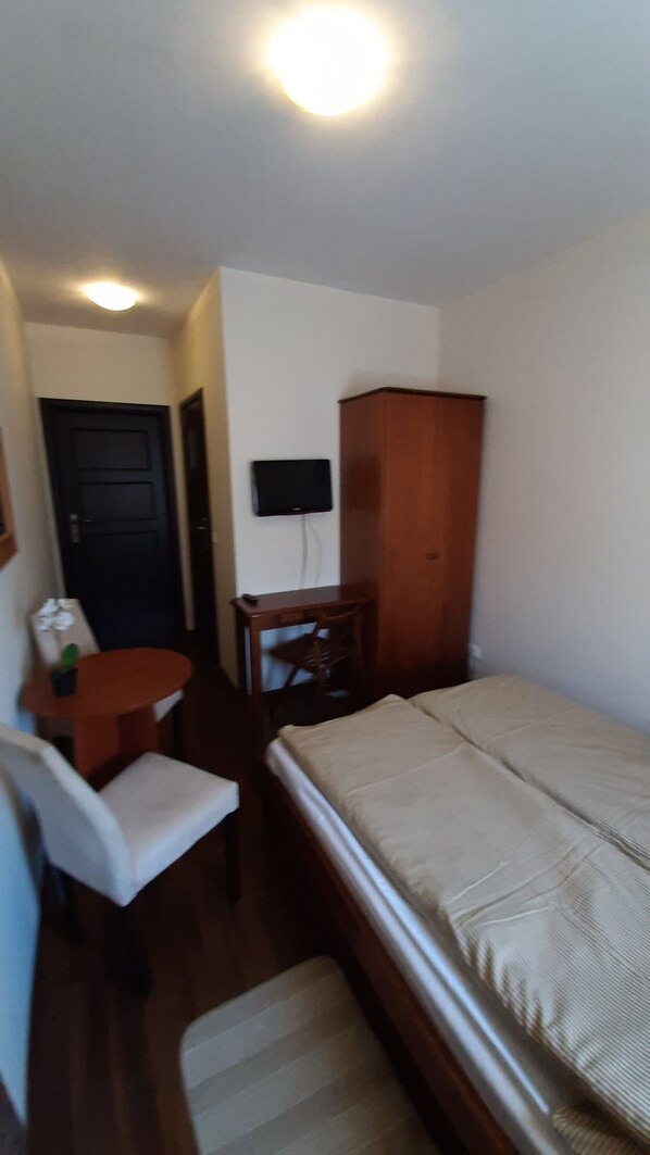 Hypo-allergenic bedding, desk, iron/ironing board, free WiFi