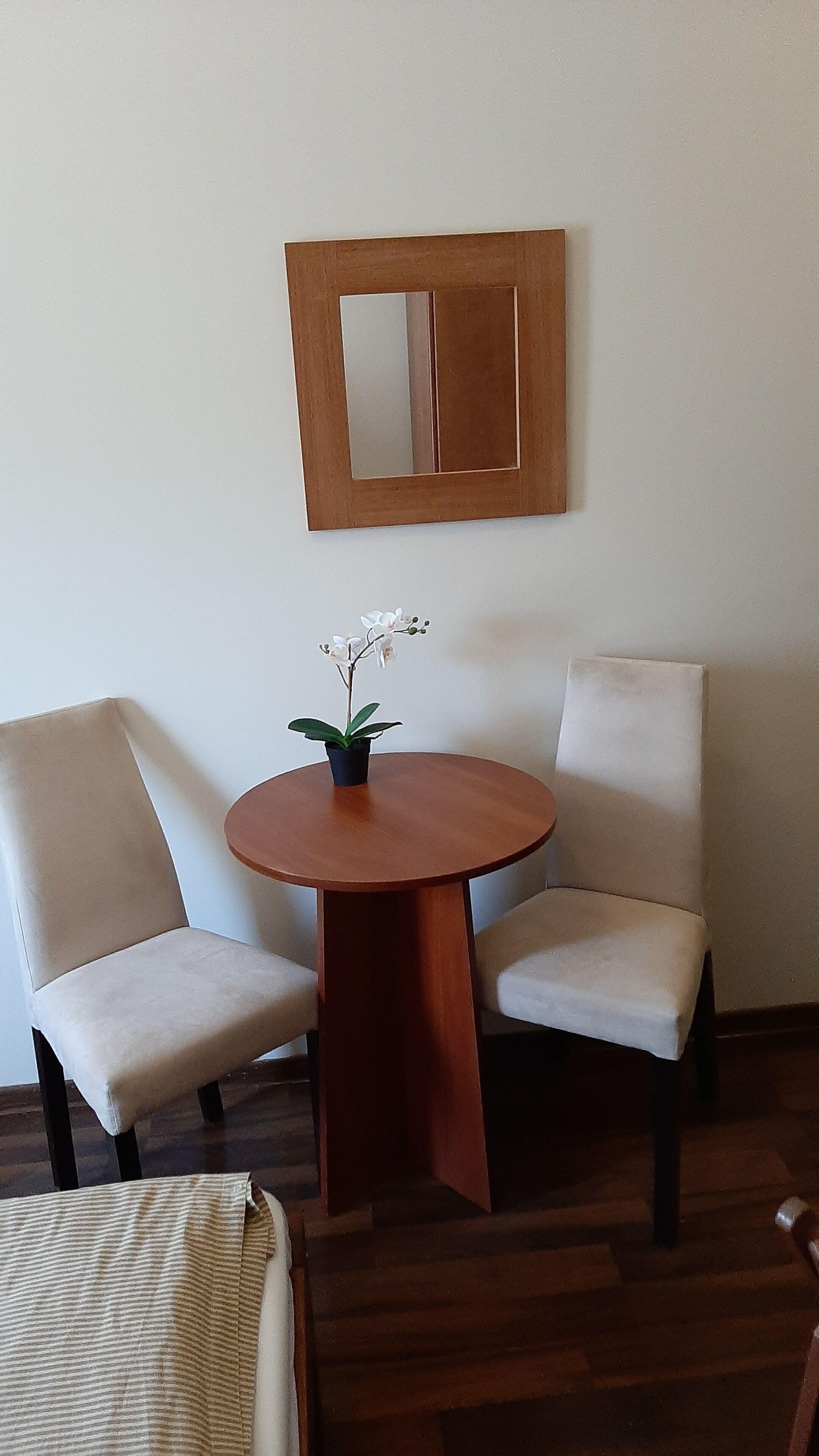 Dobbelt- eller tomannsrom, privat bad | Allergitestet sengetøy, skrivebord og strykejern/-brett