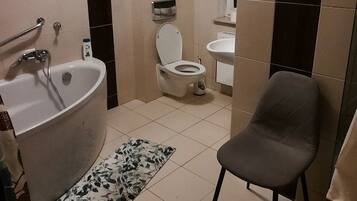 Basic Quadruple Room, Non Smoking | Bathroom | Shower, towels, soap, shampoo