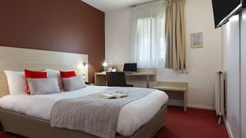 Double Room | Individually furnished, desk, blackout drapes, soundproofing