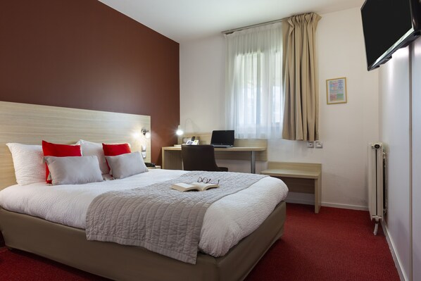 Habitació doble | Mobiliari individual, escriptori i cortines opaques 