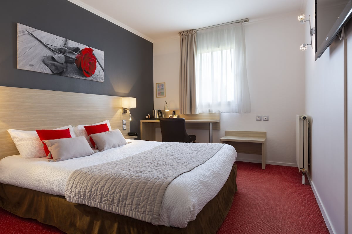 Comfort Double Room | Dilengkapkan perabot secara berasingan, meja, langsir/tirai gelap terus