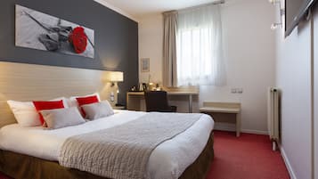 Comfort tweepersoonskamer | Individueel gemeubileerd, een bureau, verduisterende gordijnen