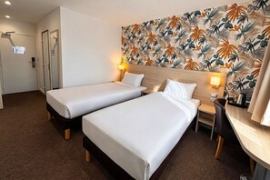 双床房, 2 张单人床 | 高档床上用品、Select Comfort 床、特色家居、办公桌