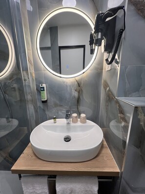 Habitación doble | Baño | Amenidades de baño gratuitas, secadora de cabello, toallas, jabón