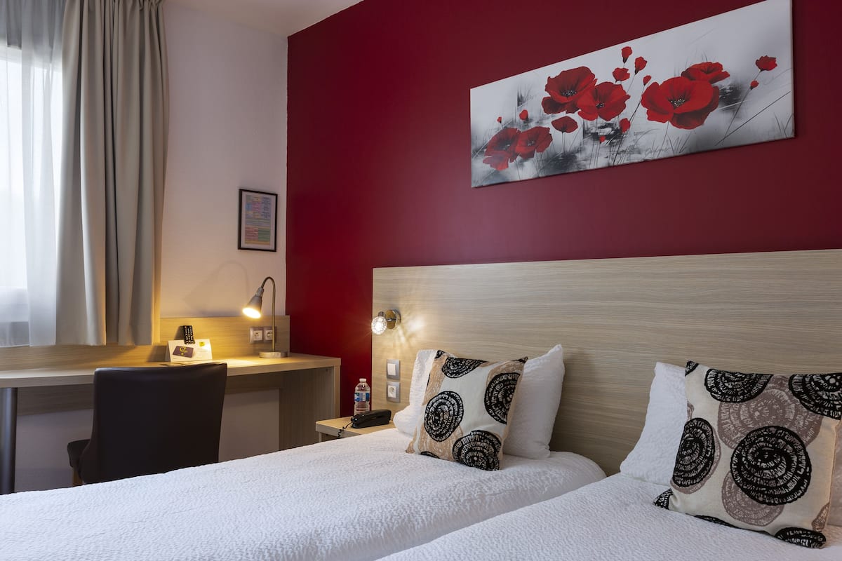 Twin Room, 2 Katil Bujang (Single) | Dilengkapkan perabot secara berasingan, meja, langsir/tirai gelap terus
