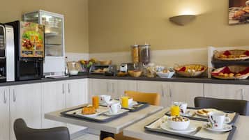 Desayuno buffet todos los días (EUR 10.5 por persona)
