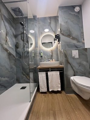 Amenidades de baño gratuitas, secadora de cabello, toallas, jabón