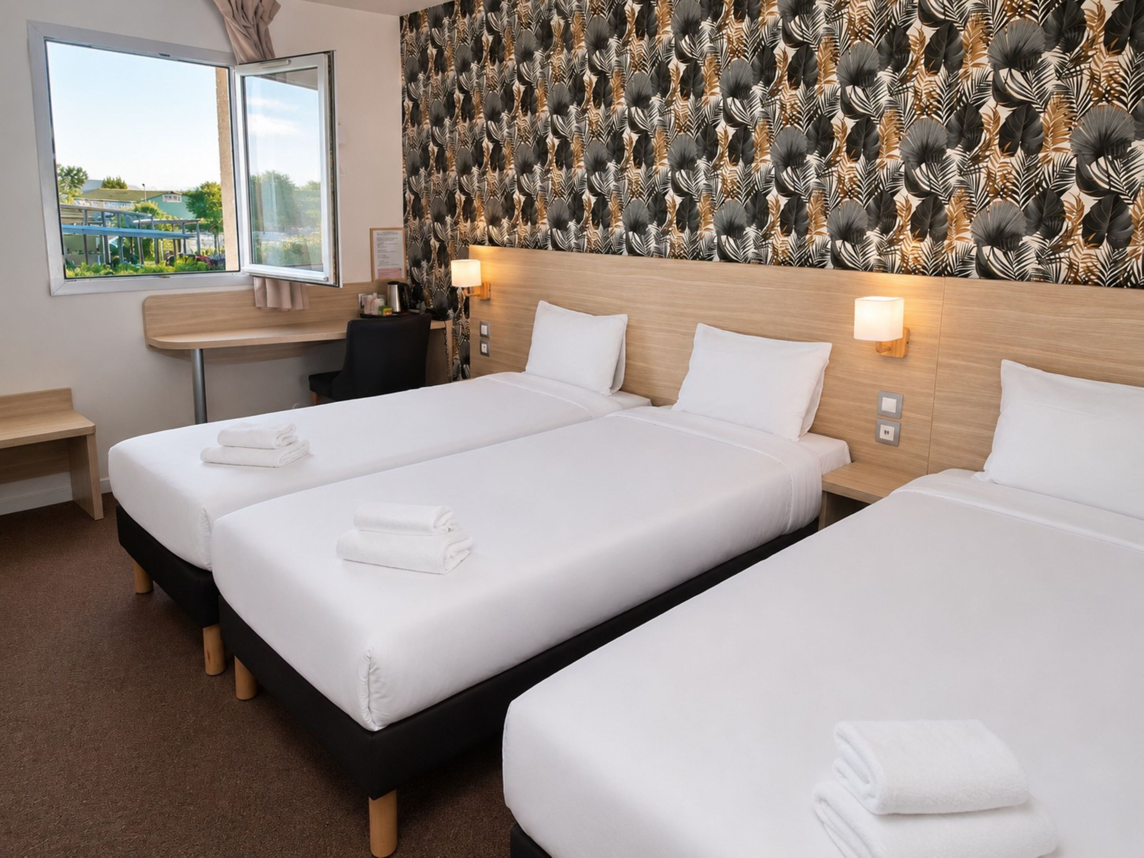Habitación triple clásica, 3 camas individuales | Ropa de cama de alta calidad, camas Select Comfort y muebles diferentes 