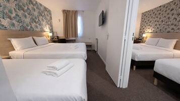 Familie driepersoonskamer, 1 kingsize bed | Individueel gemeubileerd, een bureau, verduisterende gordijnen