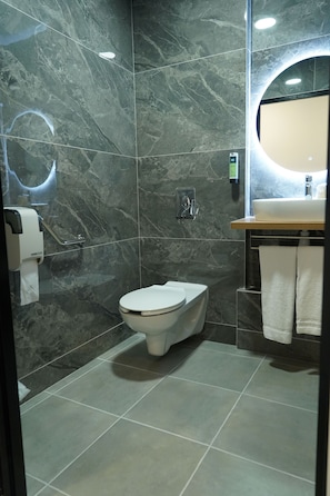 Accessible bathroom - Hôtel Altina (Pacy-sur-Eure)