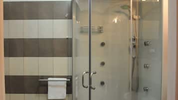 Doppia Standard | Bagno | Doccia, asciugacapelli, asciugamani