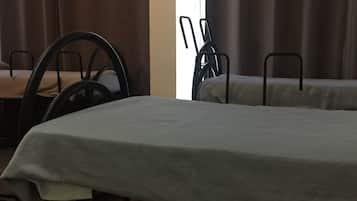 Dormitorio condiviso Basic, dormitorio misto | Una scrivania, Wi-Fi gratuito