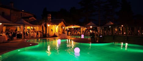 Piscine extérieure, parasols de plage, chaises longues