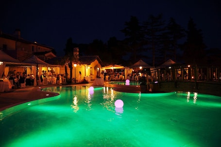Outdoor pool, pool umbrellas, sun loungers