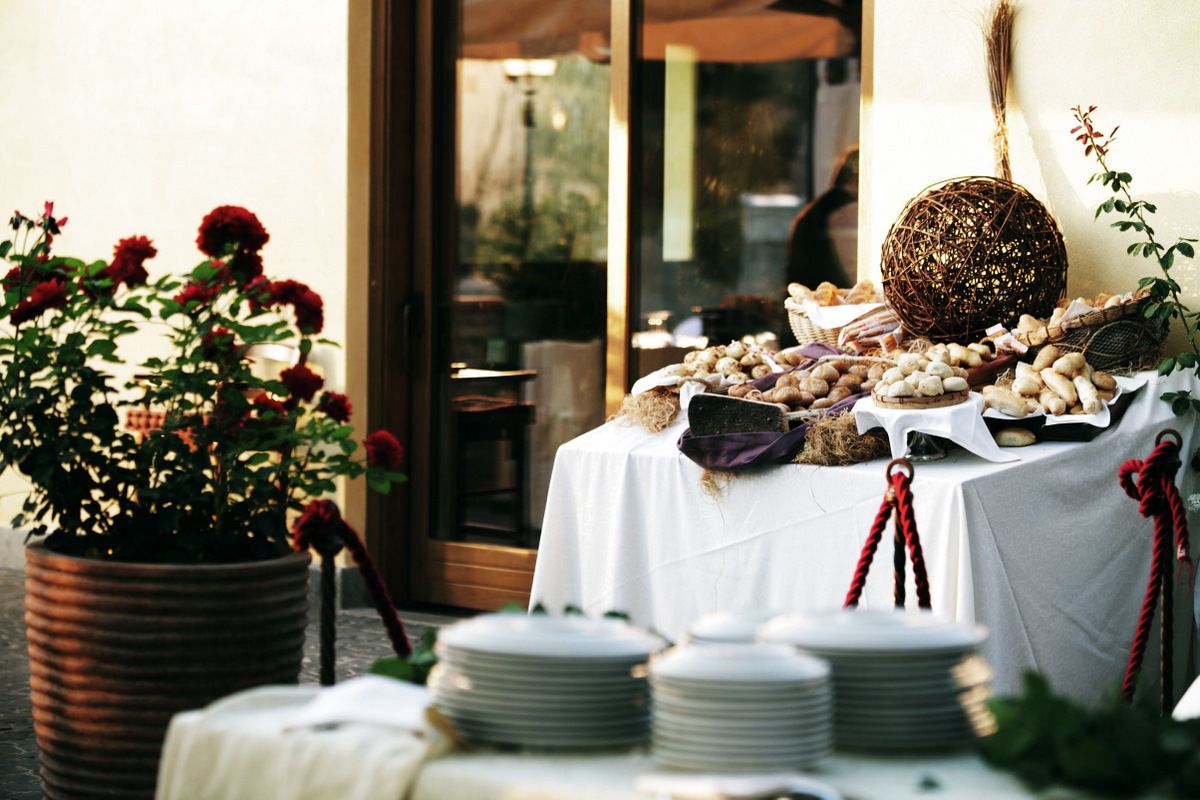Aperto a colazione, pranzo e cena, con vista sulla piscina 