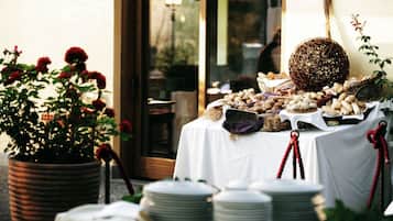 Aperto a colazione, pranzo e cena, con vista sulla piscina