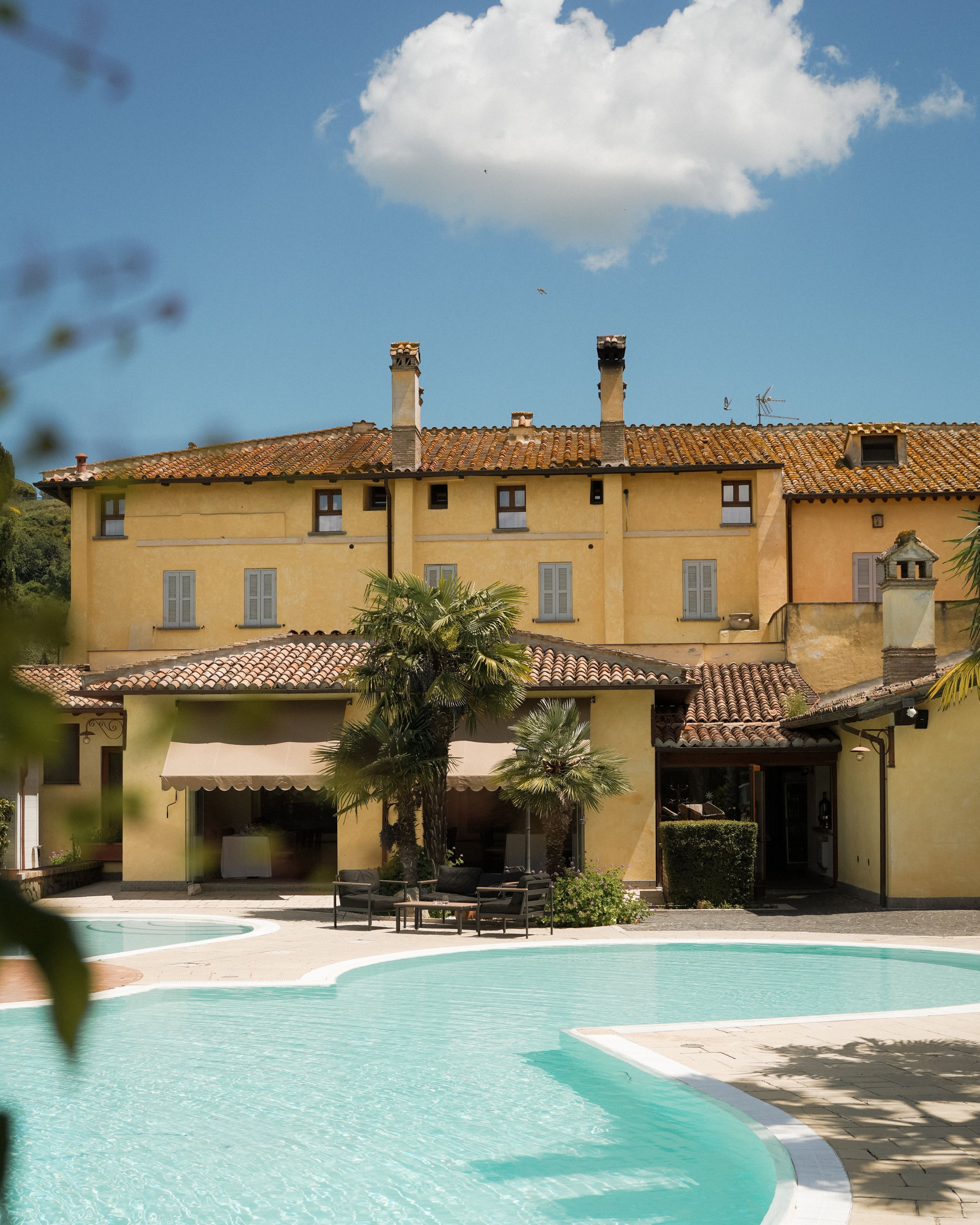 Un grand bâtiment avec une piscine devant.