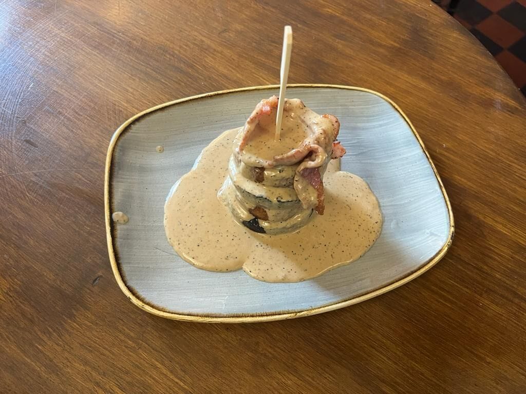 Un plato con comida sobre una mesa de madera.