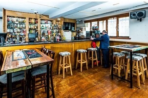 Standard-herbergi fyrir tvo - með baði (Rooms 2-3) | Bar (á gististað)