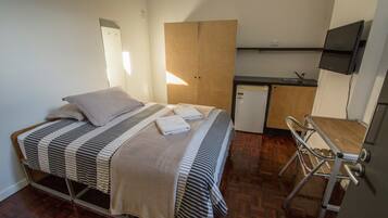 Double Room | Desk, free WiFi, bed sheets