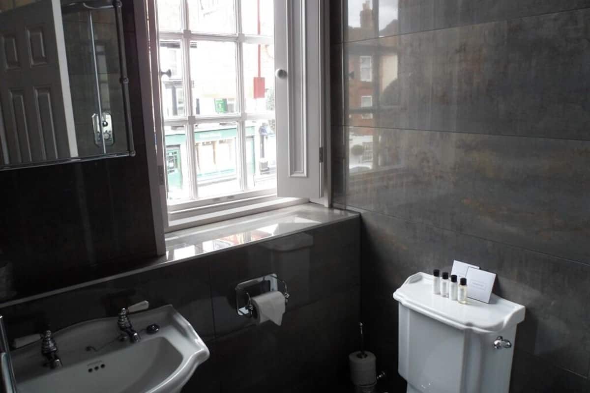 superior double room, ensuite (olivia) | bathroom
