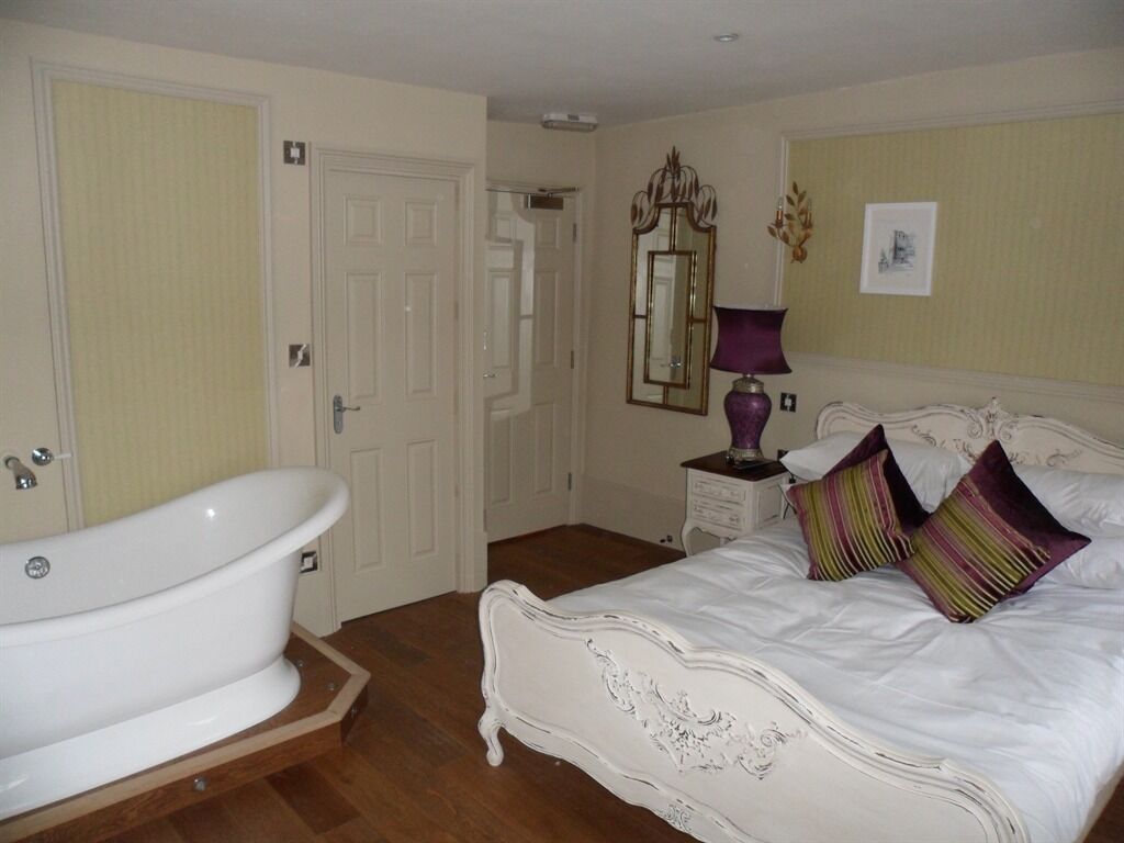 deluxe double room, ensuite (amelia) | wifi