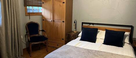 Safe på rommet, strykejern/-brett, wi-fi (inkludert) og sengetøy
