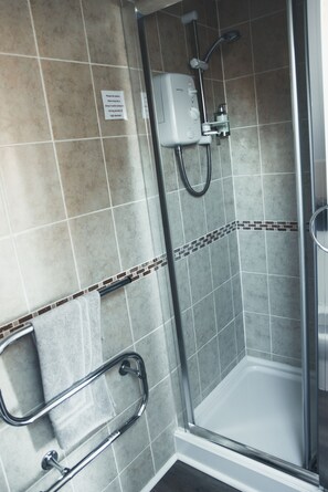 Double Room, Ensuite (Ramsey) | Bathroom | Towels - Pinewood B&B (Narberth)