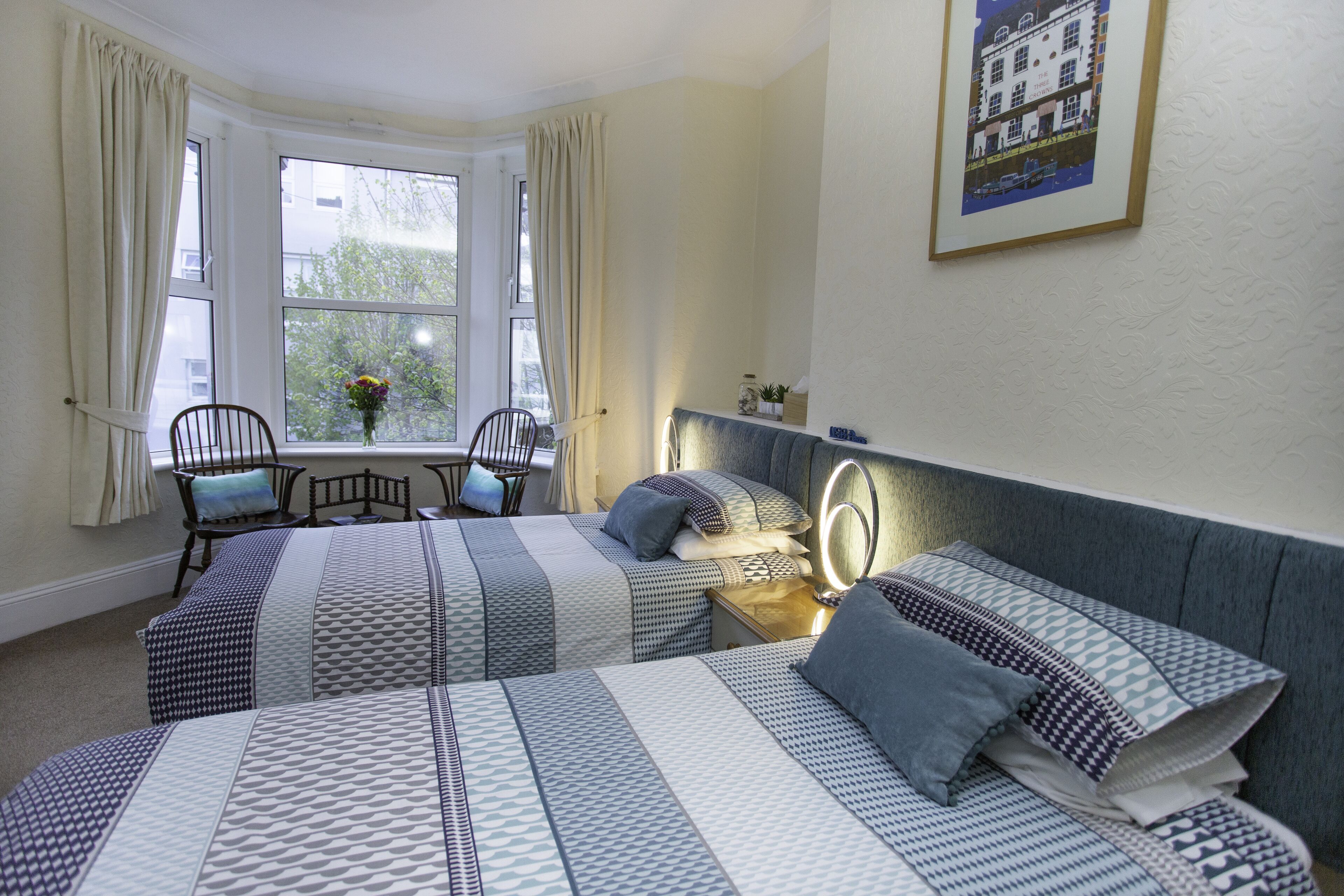 Tvåbäddsrum | Individuell inredning, unika möbler och arbetsyta för laptop