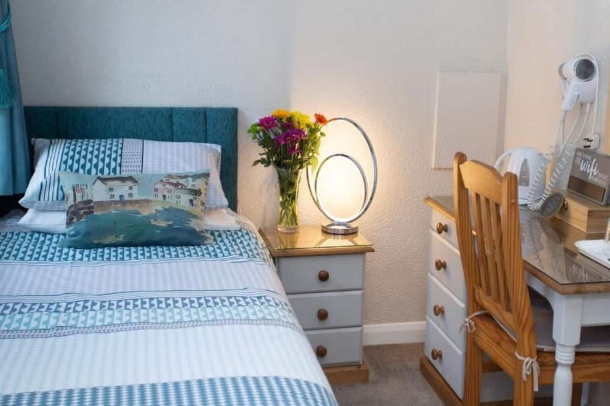 Individually decorated, individually furnished, laptop workspace